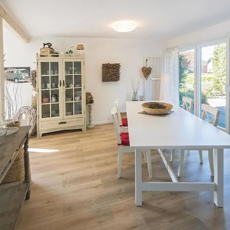 In Schwittersum Mit Grossem Garten Und Panoramablick Holiday home Dornum