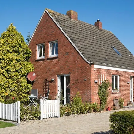 In Schwittersum Mit Grossem Garten Und Panoramablick Holiday home Dornum